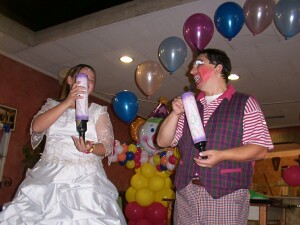 clown con gioco delle bottiglie